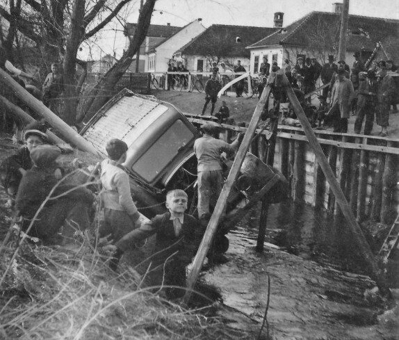 Verunglückter Paketzustellwagen in der Pinka (Steinamangererstraße 70 - 74 ca.)