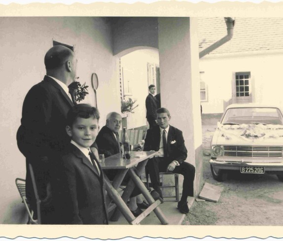 Hochzeit Helene Böcskör und Alexander Adorjan: erste Rast im Brauthaus in der Roseggergasse 12 / Brautauto: Opel Kadett - Oswald/Benkö/Imre