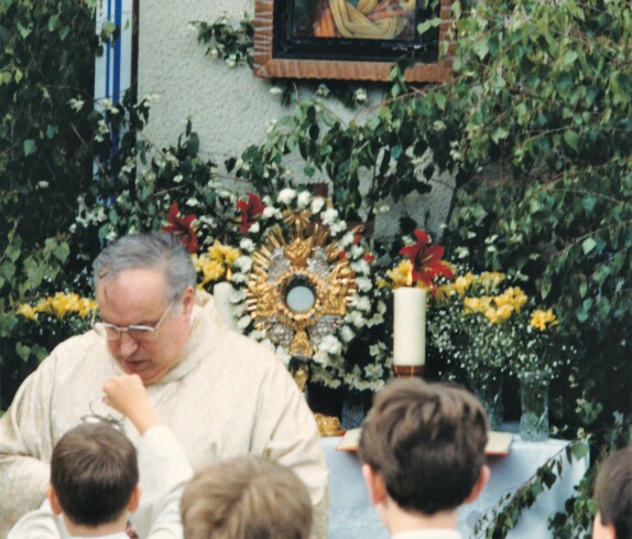 Röm. kath. Pfarre: Fronleichnamsprozession - Pfarrer Schwarz vor dem Altar beim Haus Arth (Steinamangererstraße 68)