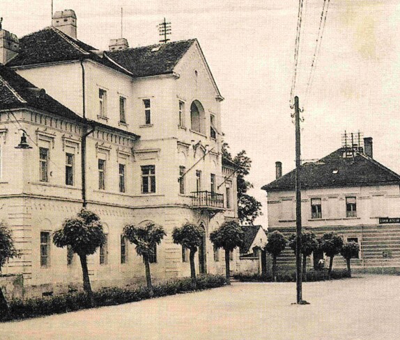 Bezirksgerich (Hauptplatz 12) mit dem südwestlichen Teil des Hauptplatzes und dem Gebäude Hauptplatz 10
