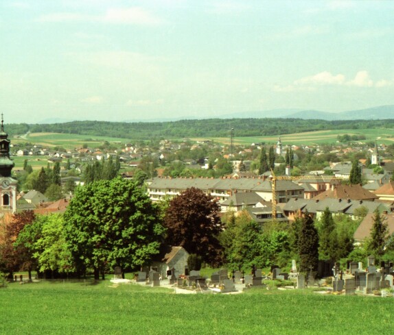Blick über einen Teil des kath. Friedhofs gegen Westen und die drei Kirchen