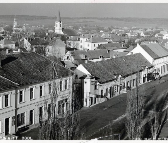 Ansichtskarte: Blick vom Rathausturm auf die Häuserzeile "Hauptplatz 2 bis 10"