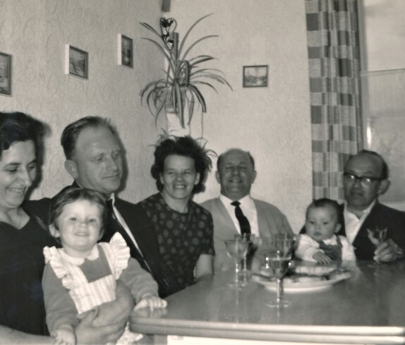 Gesellige Runde im Haus Ritter Untere Hochstraße 18 (Simon/Halwachs)