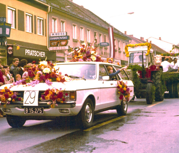 Der Wagen der Gärtnerei Graf beim Erntedankumzug 1978