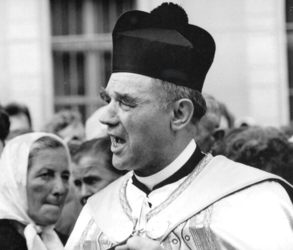 Röm. kath Pfarre: Pfarrer Dr. Matthias Heintz (*1903/+1964) anlässlich der Erstkommunion 1963