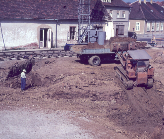 Bau der neuen röm. kath. Osterkirche: Erste Erdaushubarbeiten
