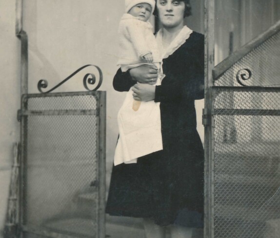Sohn Ernst mit Mutter Zsofia Szabo (geb. Böcskör, *1910 / +1998) - Johann Straußgasse 7