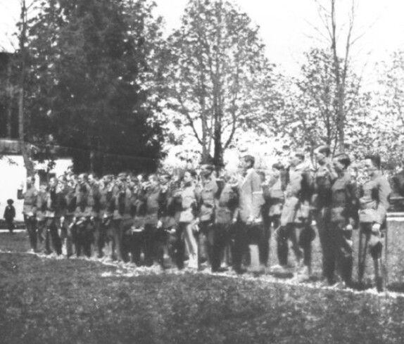 Heimwehr auf einer Wiese beim Bahnhof