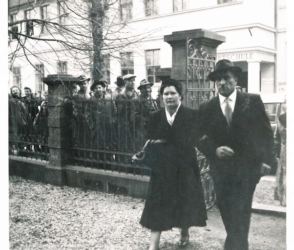 Hochzeit Gustav Neubauer und "Gretl" Margareta Brandstätter: die Brauteltern Magdalena und Franz Brandstätter auf dem Weg in die Kirche
