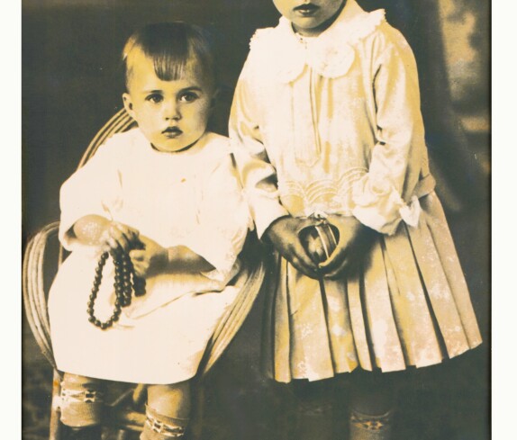Die Schwestern Maria Wölfel (verh. Muth, *1927/+2008) und Hermine Wölfel (*1929/+1990)