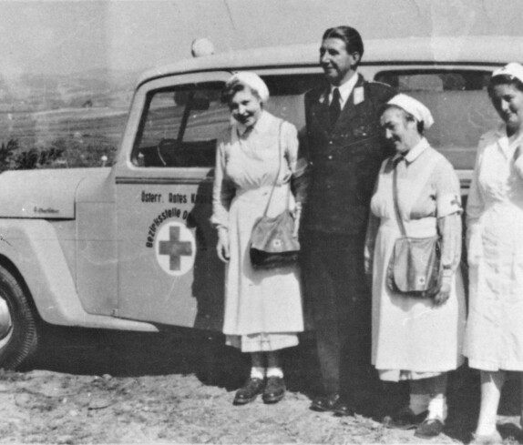 Rotes Kreuz: Josef Baumgartner (Berufsrettungsfahrer, *1923/+2012) mit Wagen und Schwestern - DGKP Blanka Seregely (*1913/+1976)