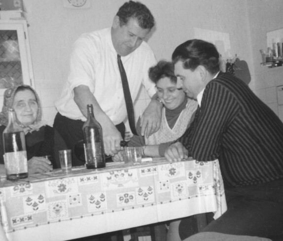 Gesellige Runde im Haus Gangoly (Stiftergasse 9)