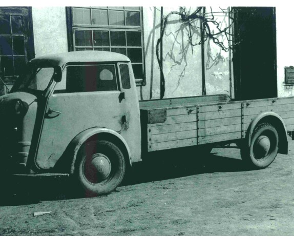 Der Kleintransporter der Tischlerei Johann Pfeiler (OW 209 / Johann Straußgasse 10), ein Tempo Matador