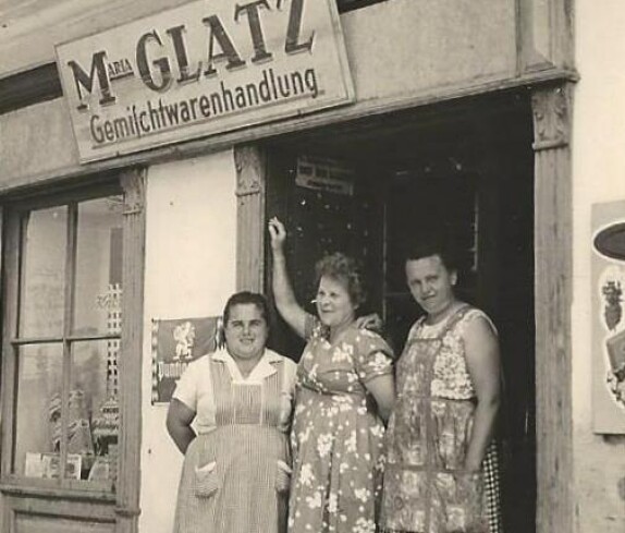 Chefin und Stammkundinnen vor der Gemischtwarenhandlung Maria Glatz (Grazerstraße 26)