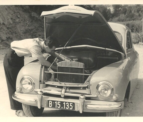 Ernst Schmaldienst (*1934/+2022) Bastelt an seinem PKW, einem Skoda 1201