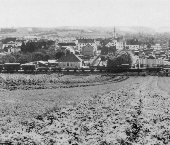 Blick gegen SW auf das Stadtgebiet hinter dem nördl. Teil des Bahnhofs