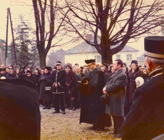 Begräbnis Altbgm. Josef Böcskör: Gottesdienst durch den reformierten Pfarrer Dr. Gyenge vor der röm. kath. Pfarrkirche "Maria Himmelfahrt"