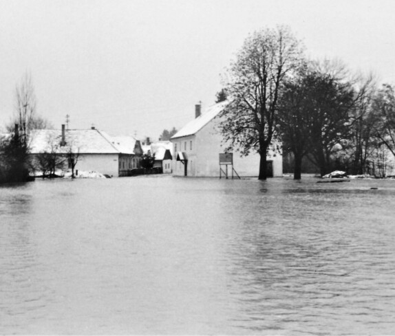 Hochwasser am Wehoferbach 1965: der Badplatz ist bereits uberflutet - Blick auf die Raffelmühle