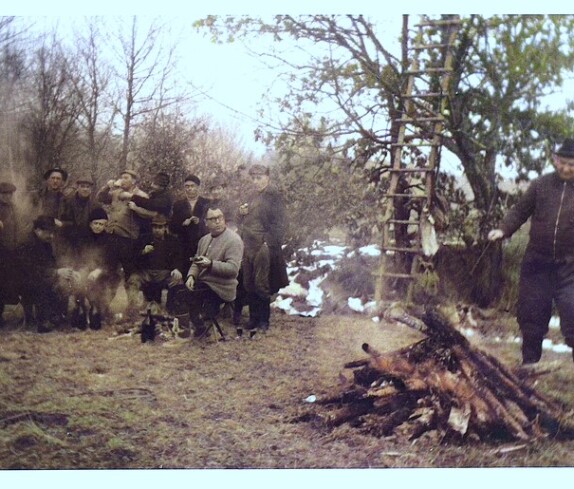 Jäger und Treiber: Labung am Lagerfeuer während einer Treibjagd (Nemeth/Kirnbauer/Fülöp/Neun/Benedek/Tölly/Szabo/Hasler/Fritz/Hegedüs)