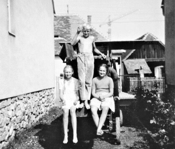 Auf der Dreschmaschine im Haus Oswald (Grazerstraße 35)