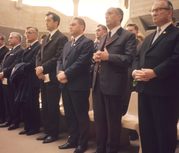 Die pol. Ehrengäste anlässlich der Weihe der neuen röm. kath. Osterkirche