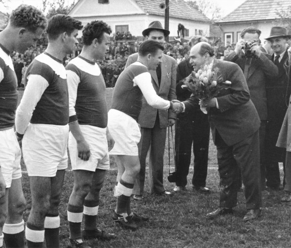 Fußball: Präsident Dr. Glatz begrüßt Ferenc Puskas vor dem Spiel des Ungarischen Nationalteams gegen den SC-Oberwart