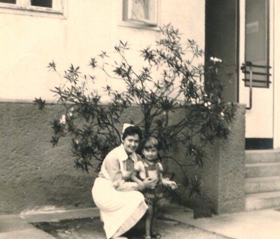 Krankenhaus (Spitalgasse / heute Dr.-Emmerich-Gyenge-Platz): Schwesternschülerin Monika Steurer (geb. Amtmann, *1943/+2020) mit Kurt Simon, dem Sohn des Portiers
