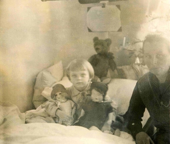 Wilma Steiger (verh. Oswald, *1927/+2023) mit ihrer Großmutter Wilhelmine Kasper (geb. Hermann, *1885/+1957) im Krankenhaus in Wien