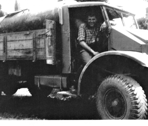 Bauamt: Otto Benedek chauffiert einen LKW der Marke Chevrolet als "Wasserwagen" - Straßenbaubezirksamt