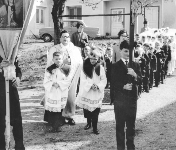 Röm. kath. Pfarre: Aufstellung zur Hl. Erstkommunion 1967