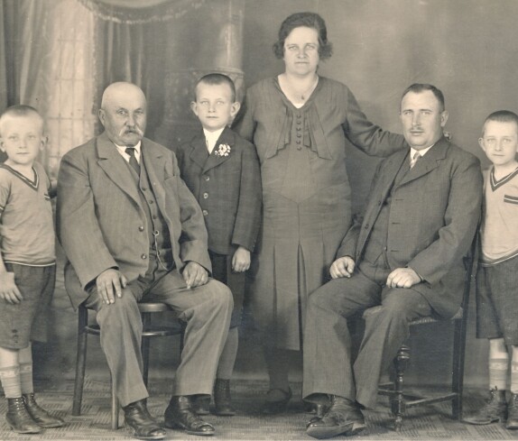 Drei Generationen der Fam. Simon (Schuster - OW 136 / Reichlgasse 16)