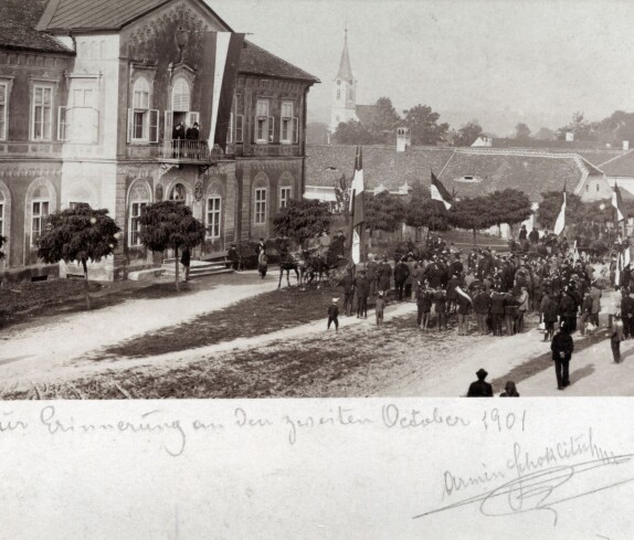Festzug und Kundgebung am Hauptplatz vor dem Gerichtsgebäude