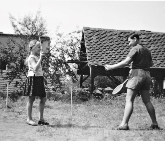 Helene (verh. Skoric) und Stefan Illes beim Federballspiel auf dem Grundstück Schlainingerstraße 12