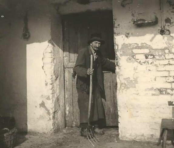 Zambo Lajos (1884-1965) vor der Stalltür (Graf-Erdödy-Straße 33, vormals Oberwart 451)