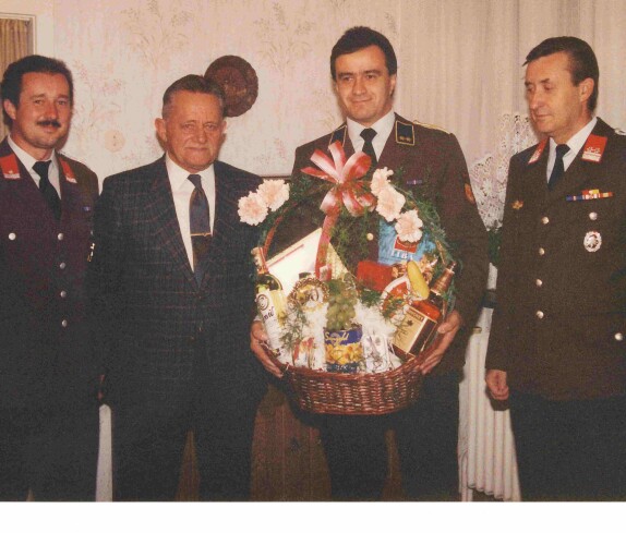 Stadtfeuerwehr: eine Abordnung gratuliert Kameraden Josef Heigl (*1923/+2002) zum 70. Geburtstag - Eberhardt/Zambo/Gartner;
