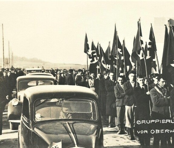 NAZIS - Feber 1938: Anmarsch auf der Straße von Unterschützen zur Kundgebung der Nationalsozialisten mit ca. 8.000 Teilnehmern am Hauptplatz