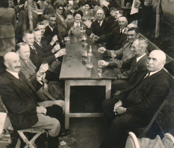 Mitglieder der reformierten Gemeinde feiern mit dem neu gewählten Bürgermeister Josef Böcskör