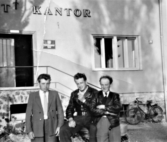 Gruppe von der Freunden vor dem Gasthof Kantor (Horvath, Tröstner, Polster) - Wienerstraße 56