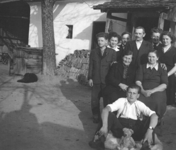 Gruppenbild in der Verwandtschaft Mohat - Erdely im Hof des Hauses OW 420 / Dornburggasse 31