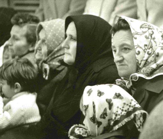 Messbesucherinnen anlässlich der Weihe der renovierten, röm. kath. Pfarrkirche in  St. Martin - Korbadits/Javorits/Mirtl/Hofbauer/Wölfl