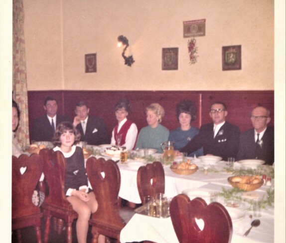 Hochzeit Josef "Jimmy" Nemeth (*1935/+1995) und Elfriede Heber (*1935/+2023) : an der Hochzeitstafel