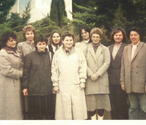 Röm. kath. Pfarre: die Gruppe der Tischmütter anlässlich der Erstkommunion 1984 - Kager/Rosner/Schmalzl/Koch/Balogh/Reschl/Mouratidis/Hoblaj/Volcic