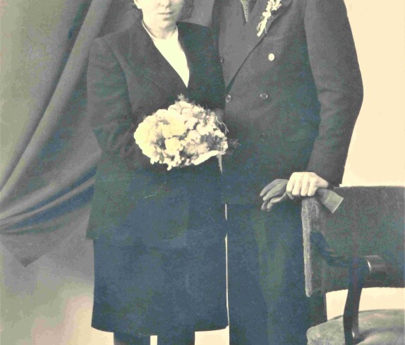 Das Hochzeitspaar Karoline Wolfbeiß (*1913/+1947) und Johann Maul (*1910/+1972)