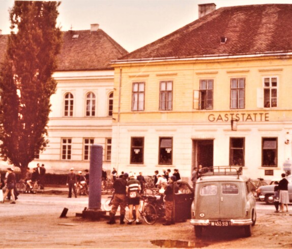 Radrundfahrt in Oberwart: Hauptplatz mit Südburg - Zapfsäule (Emmer)