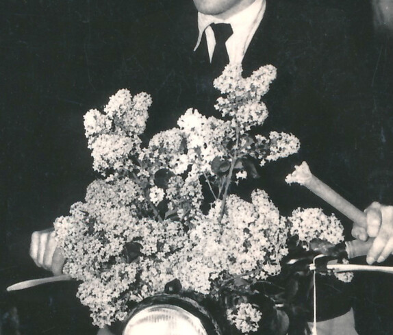 Stefan Miert auf seinem fliedergeschmückten Motorrad als Teilnehmer Lourdes-Licht-Stafette der kath. Jungschar durch Oberwart