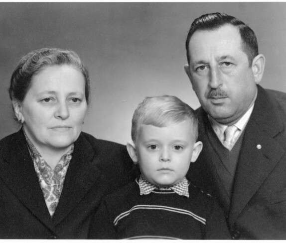 Eugen "Jenzi" Wagner mit seinen Paten, dem Ehepaar Balazs - Portrait
