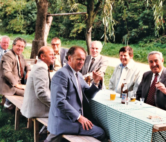 Herrenrunde beim Heurigen (Traxler/Miertl/Arth/Riegler/Nyikos/Krutzler/Seper)