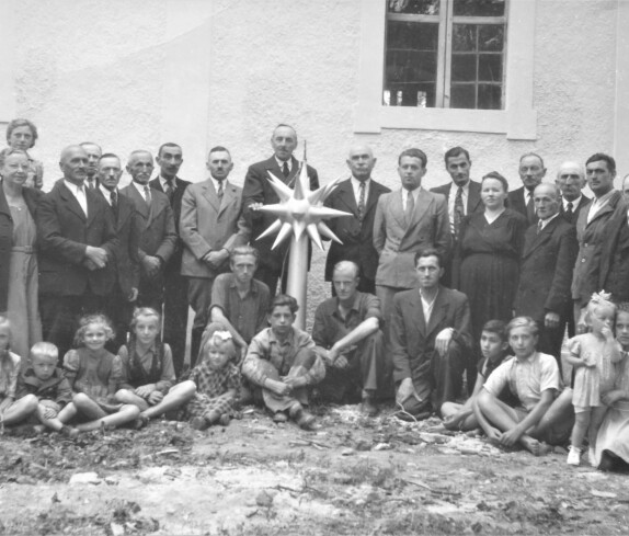 Reformierte Pfarrgemeinde: Gruppenbild kurz vor der Aufsetzung eines neuen Sterns durch den Spenglereibetrieb Mareich