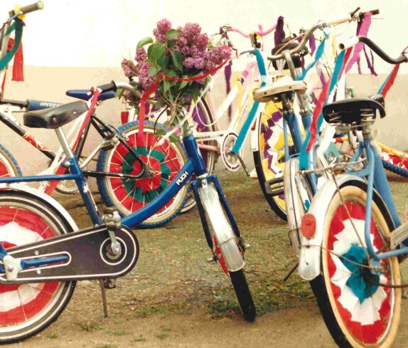 Schön geschmückte Fahrräder bereit zum Marsch der Stadtkapelle und der Feuerwehr am 1. Mai