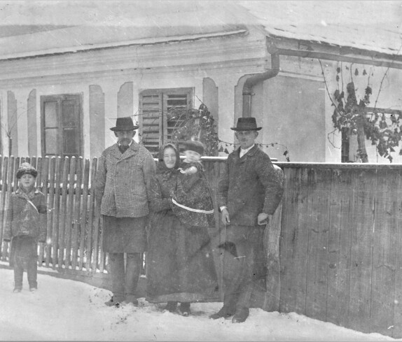 Fam. Fülöp vor dem Haus Dornburggasse 7 (früher Oberwart Nr. 433)